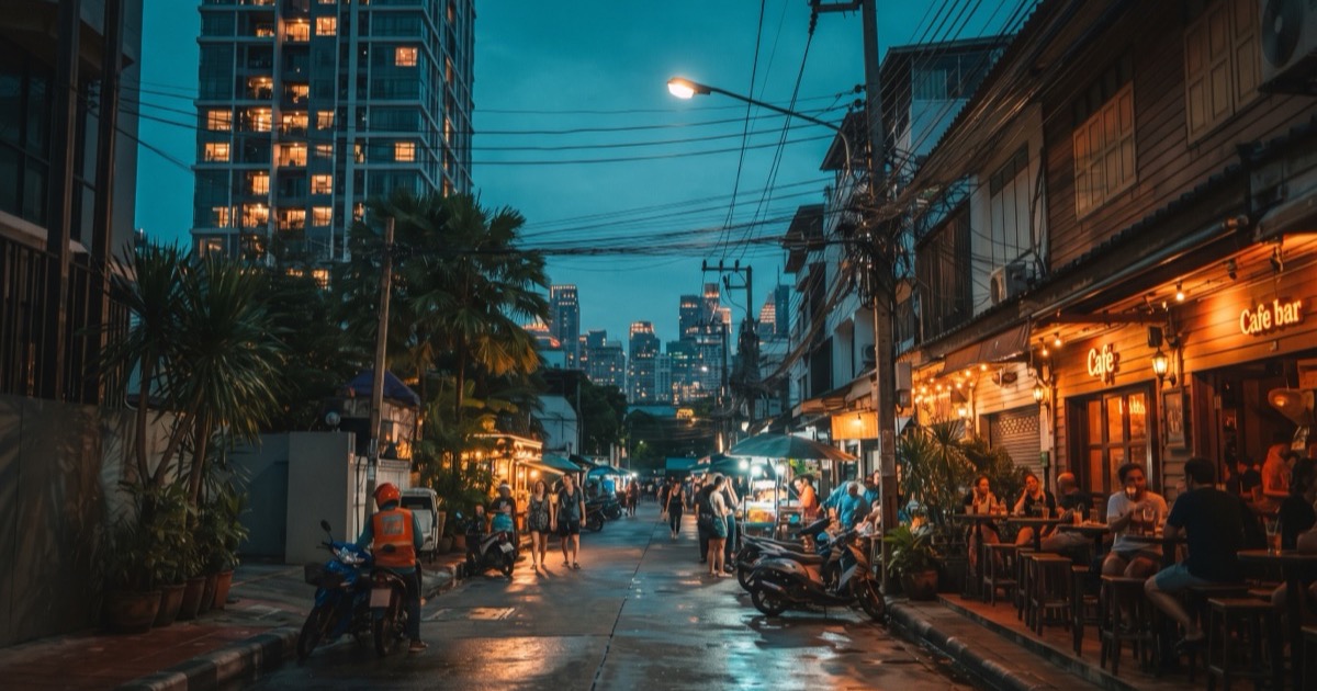 Thonglor Soi 10 — Ekkamai Cut-Through and Its Three Names